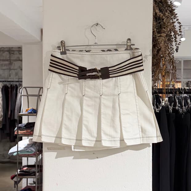 버버리 블루라벨 화이트 벨티드 플리츠 랩 미니 스커트