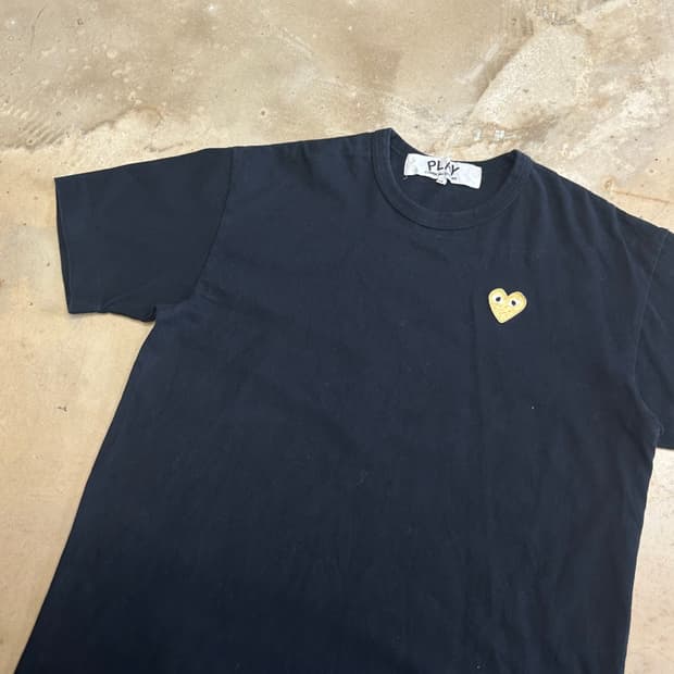 XL 꼼데가르송 골드 하트 와펜 블랙 반팔티