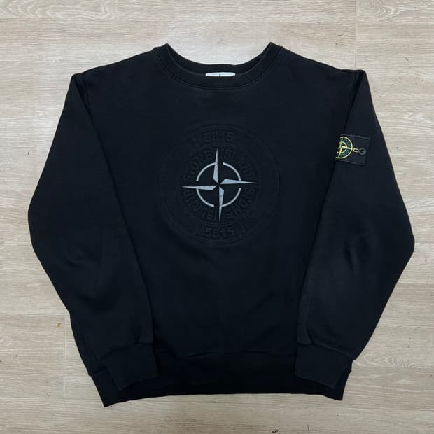 스톤아일랜드 엠보싱 빅로고 시그니퍼 와펜 맨투맨 [블랙] 50