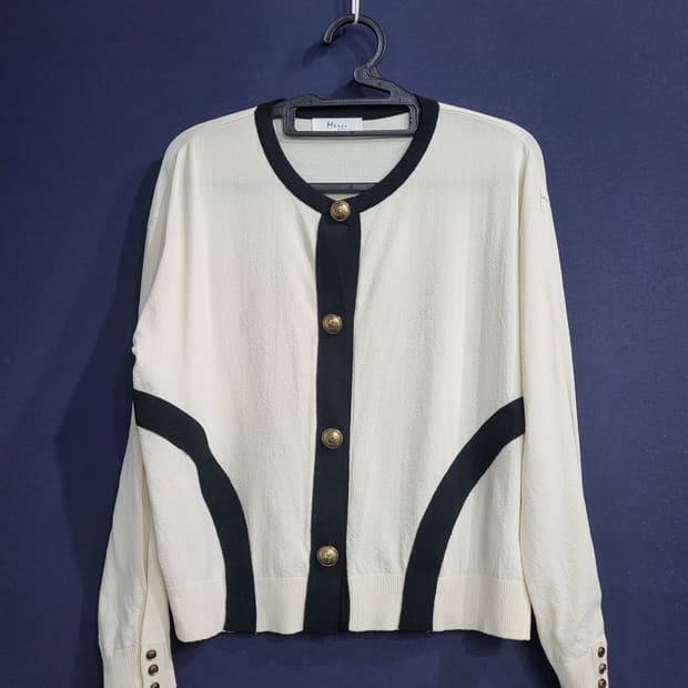 모던한 금장 버튼 가디건