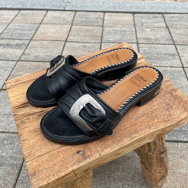 토가 풀라 스트디오스 별주 메탈 모티프 샌들