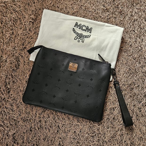 엠씨엠(MCM) 탄트리스 스트렙 클러치백 28 x 20 size