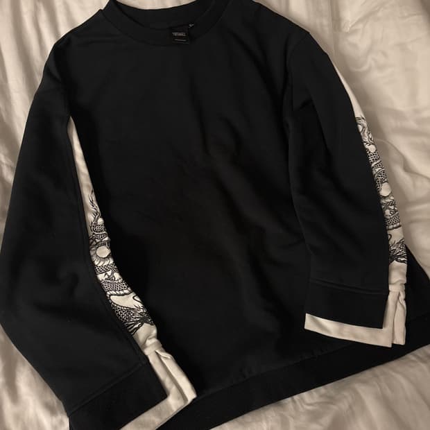 TM3 절개 디테일 맨투맨