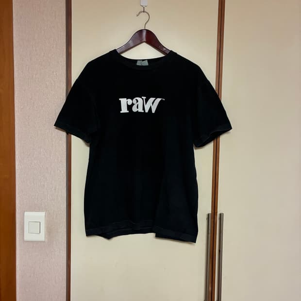 에센스룸 티셔츠