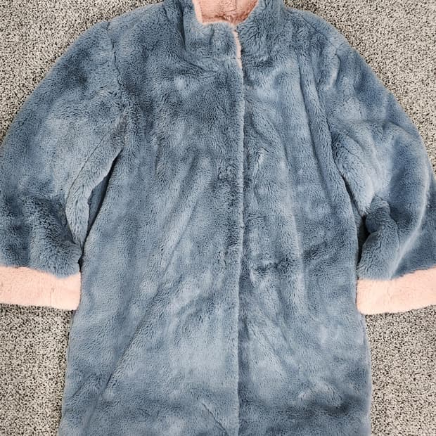 블루 & 핑크 배색 페이크 퍼 코트