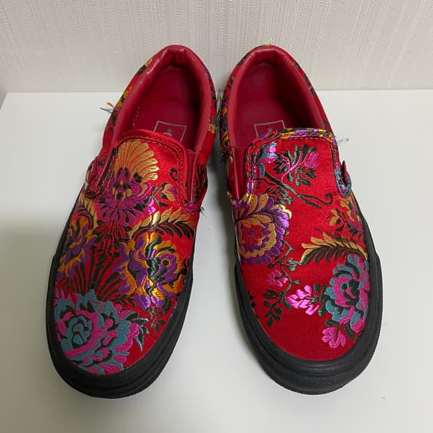 [uk4] 230-235 반스 레드 플라워 패턴 새틴 자수 슬립온