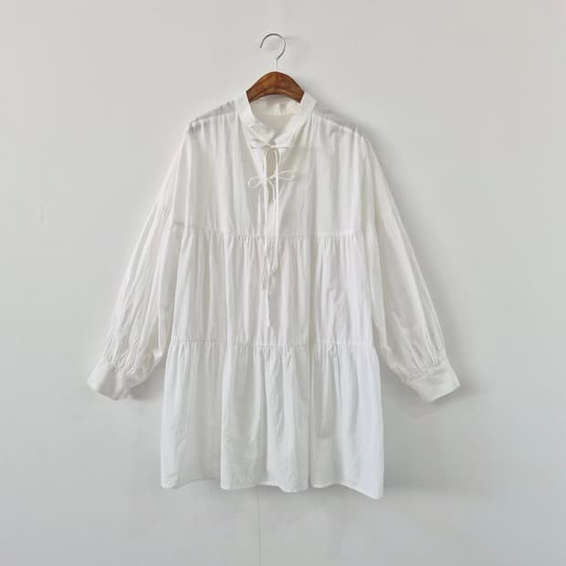 LOWRYS FARM 코튼 화이트 리본 셔링 블라우스