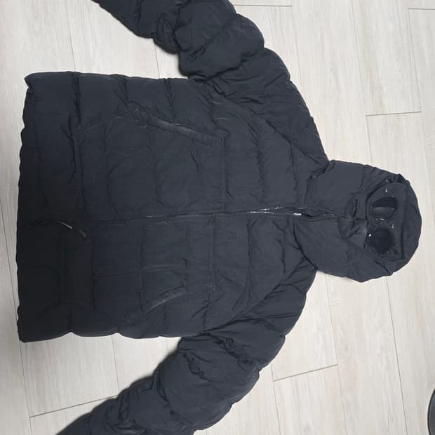 Cp컴퍼니 에코크롬R후드다운고글자켓블랙패딩 82사이즈 23fw