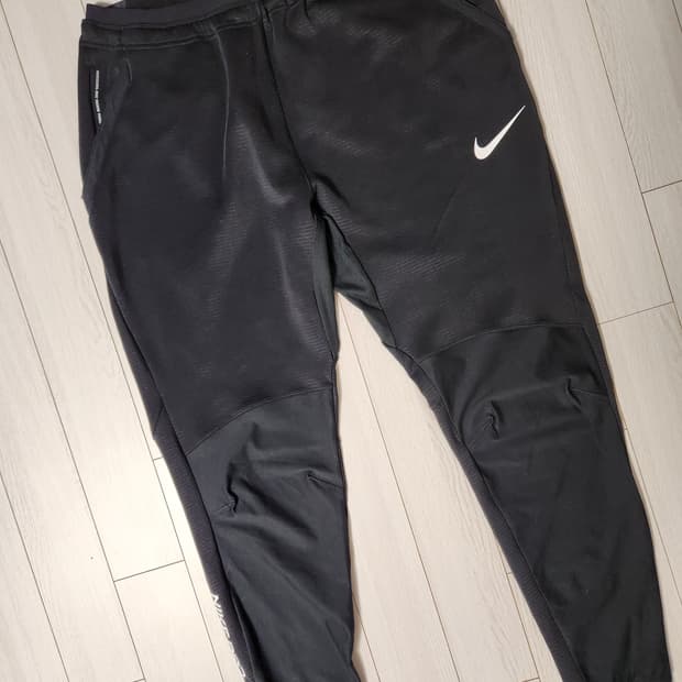 나이키 프로 슬림핏 트레이닝 팬츠 사이즈xl

주머니 스우시 로고 부분 