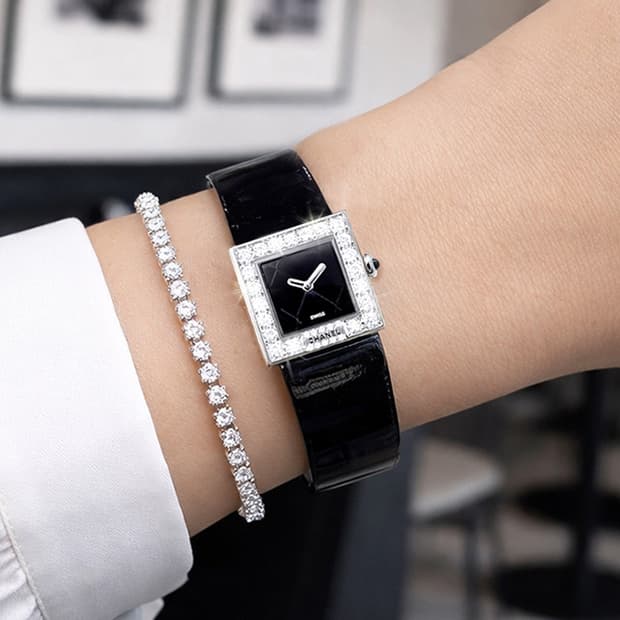 샤넬 블랙판 여성 빅다이아몬드 에나멜 가죽 시계