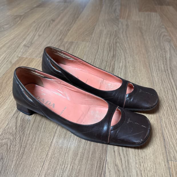 [프라다] 가죽 펌프스 37사이즈