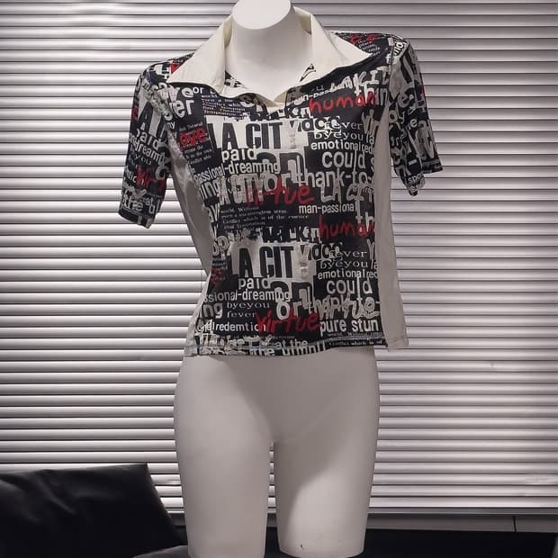 {UNKNOWN} Typography Crop Polo Shirt