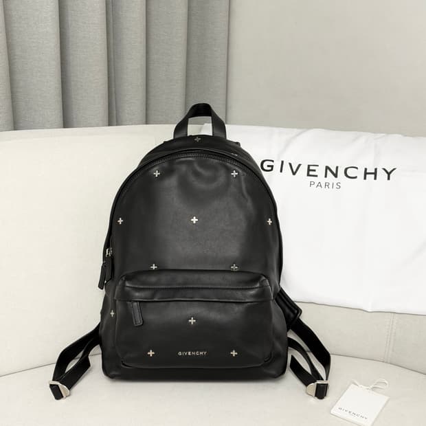 지방시 크로스 스터드 레더 백팩