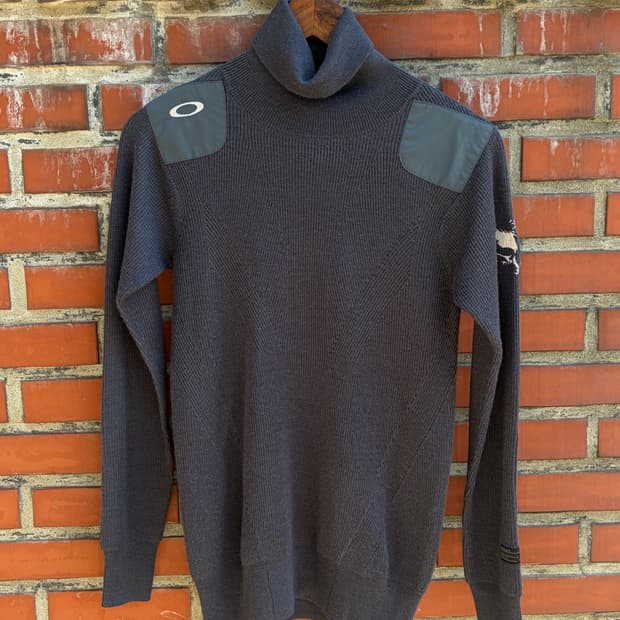 Oakley 터틀넥 니트 숄더 패치 로고 스웨터