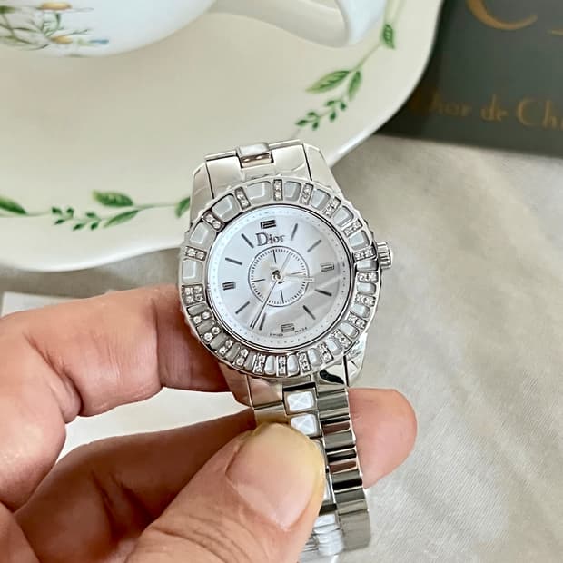 디올 화이트 크리스탈 다이아 베젤 시계  / 정품감정 . 케어