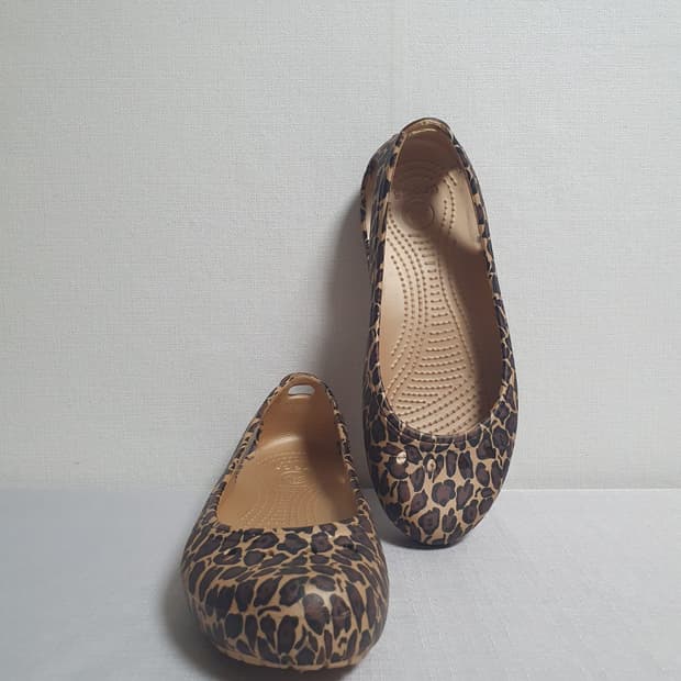 240mm 크록스 카디 플랫 레오파드 W7 플랫슈즈