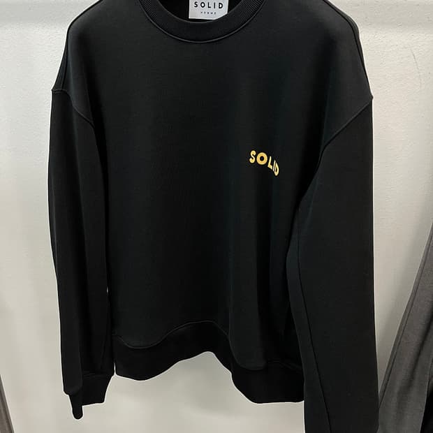 100) 솔리드옴므 로고 오버 맨투맨 