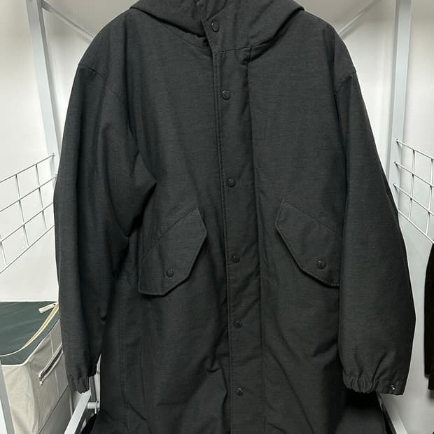 유니클로 x 엔지니어드 가먼츠 퍼프테크 후드 코트 다크 그레이