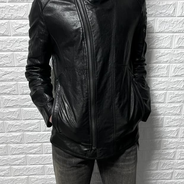 솔리드 옴므 가죽자켓 삽니다..