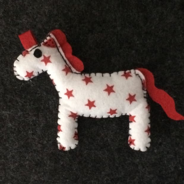 붉은 별 말 키링🐎