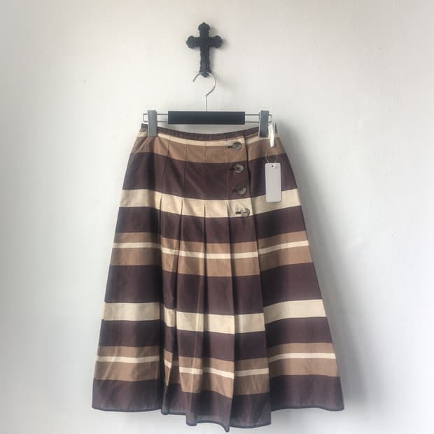 Button point pattern pleats midi skirt