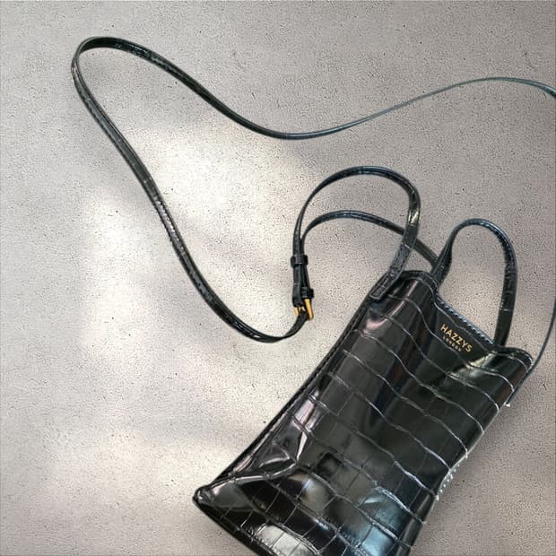 여러분도 이런 귀요미 좋아하시나요?헤지스 크로커 엠보 미니 크로스백 블랙