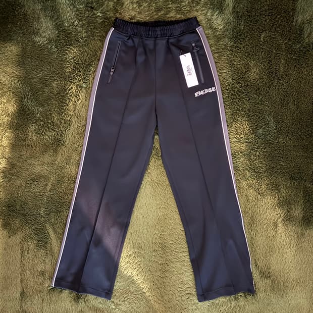 [S] Fierce 피어스 자수 로고 플레잉 트랙 팬츠 블랙