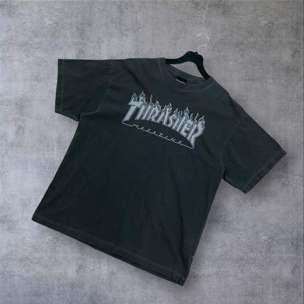 트래셔 스펠아웃 빅로고 피그먼트 차콜 반팔티