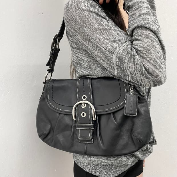 코치 블랙 레더 버클 숄더백