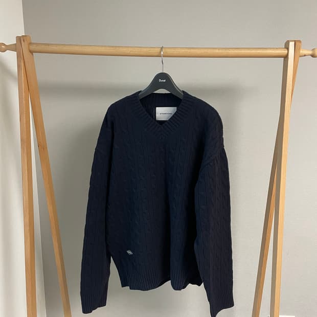디써티원 브이넥 케이블 니트(네이비)