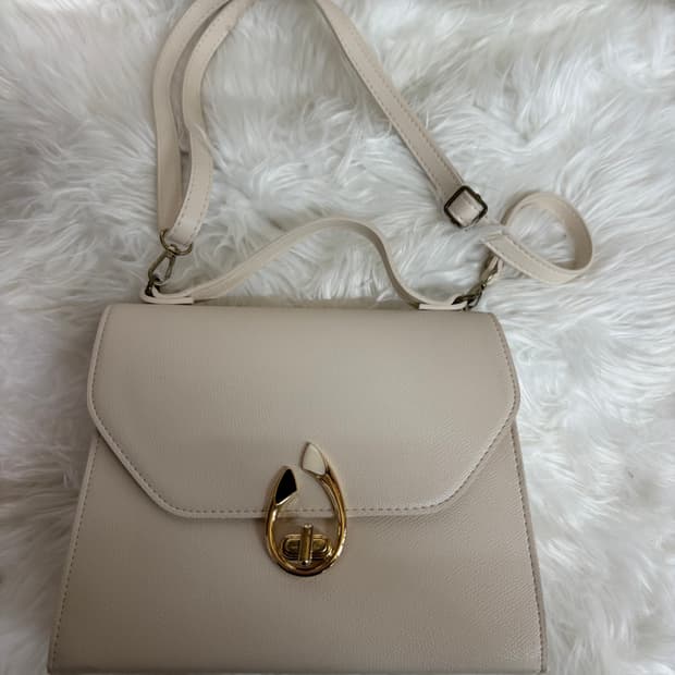 유니크한 잠금장치 토트 겸 숄더백