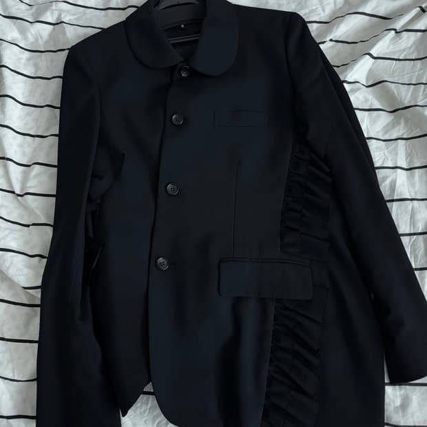 꼼데가르송 블랙 24FW 비대칭 프릴 자켓 (블랙 , S)