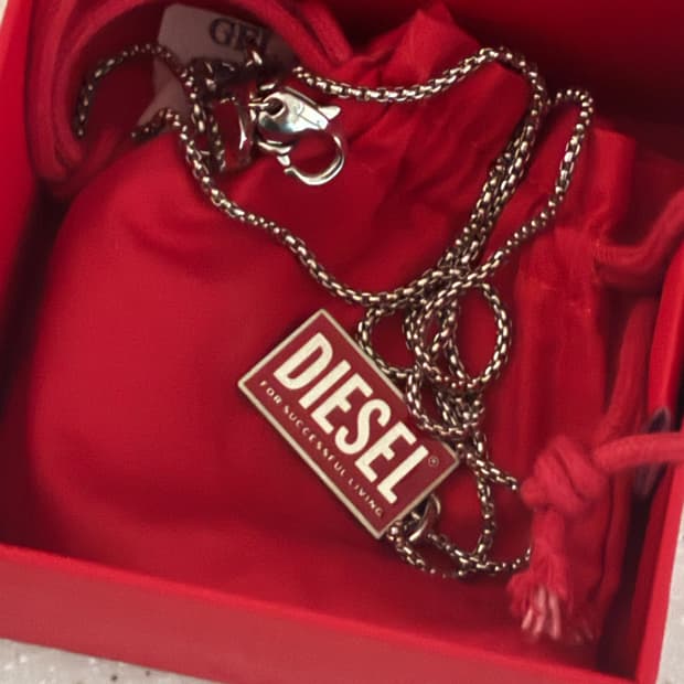 디젤 스테인리스 스틸 로고 도그 태그 네클리스 레드