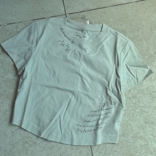 Matin Kim GRAFFITI ROUND HEM CROP TOP