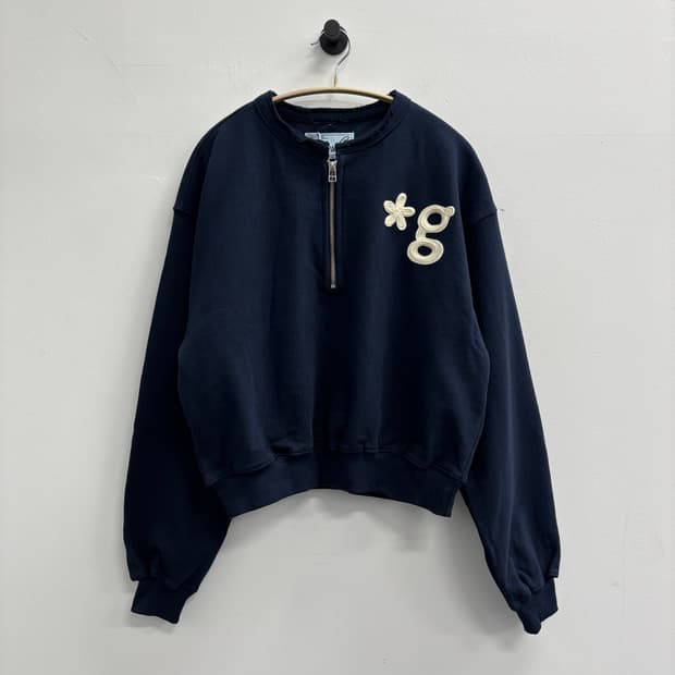 grunden(글런든) 플라워 로고 하프 집업 스웨트셔츠