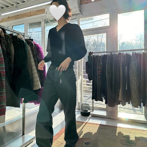 새들 브이넥 니트