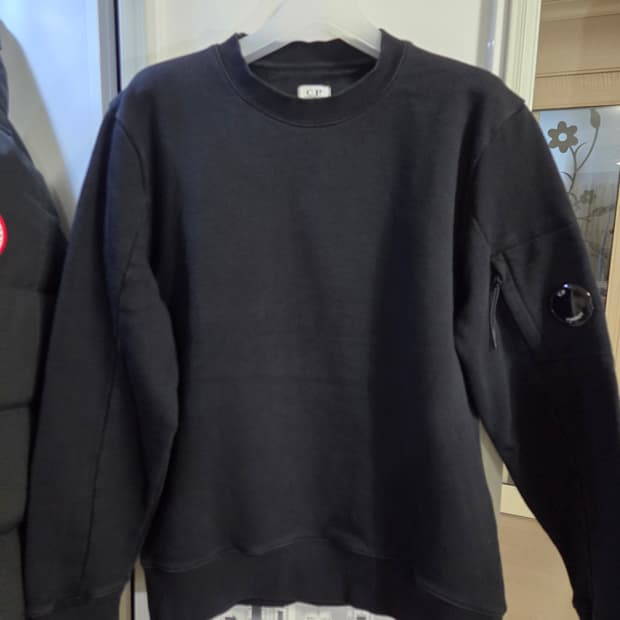 C.P. 컴퍼니 렌즈 와펜 맨투맨 블랙