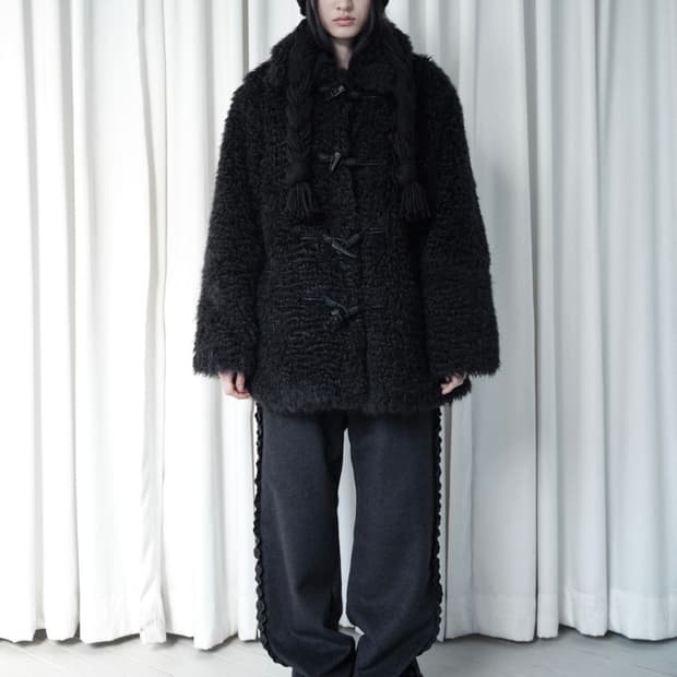 생긴 스튜디오 퍼 코트 블랙