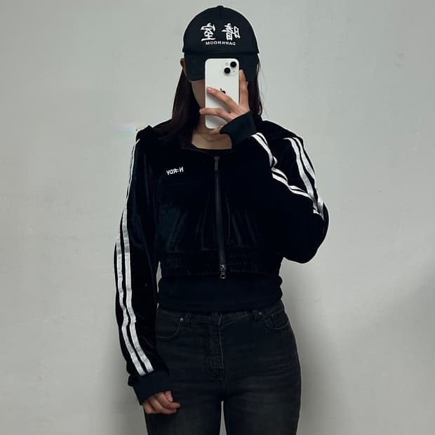 엔디와이 널디 자수로고 벨벳 크롭 후드집업 블랙