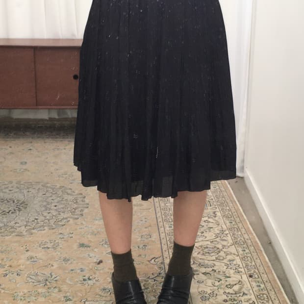 블랙 플리츠 미디 스커트