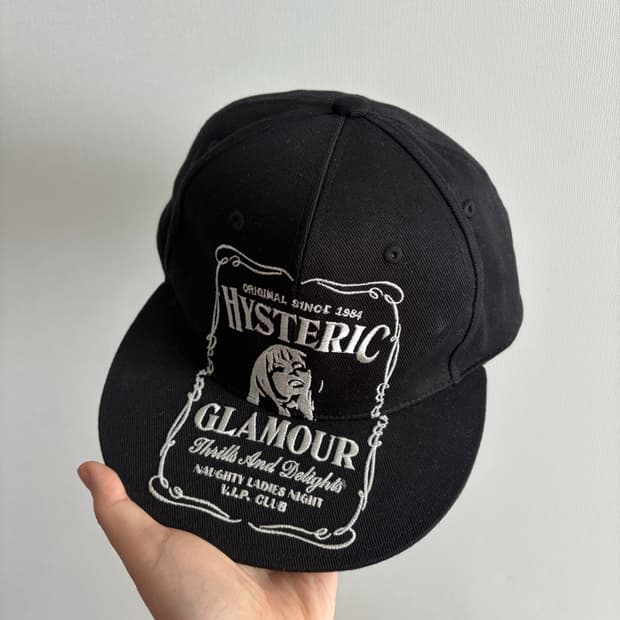 히스테릭 글래머 HYS 위스키 자수 캡 블랙
