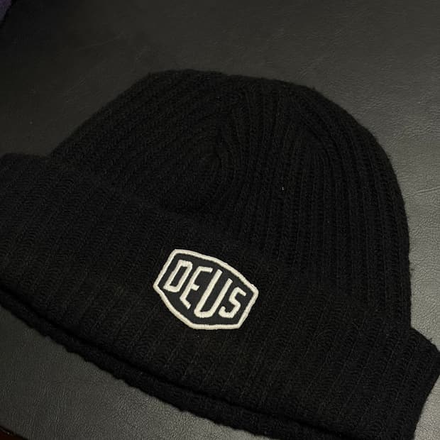 데우스 로고 비니