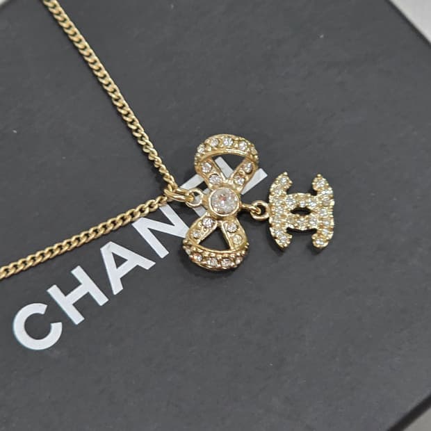 샤넬 라인스톤 리본목걸이