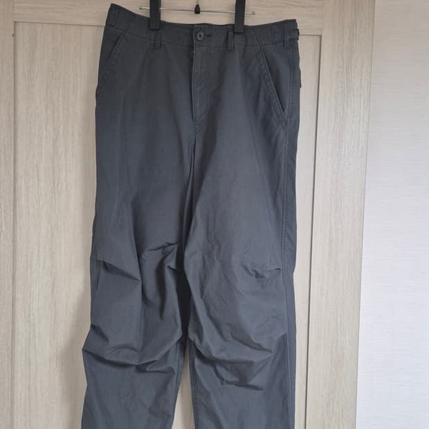 유니클로u 파라슈트 팬츠 다크그레이 82사이즈