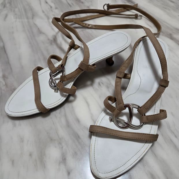 토즈 스웨이드 스트랩 샌들