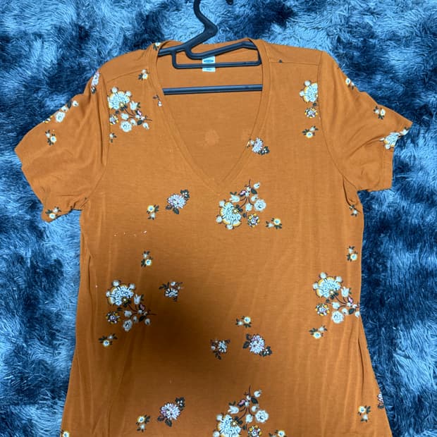 오렌지 브라운 패턴 프린트 V넥 반팔 | VKEI 계열