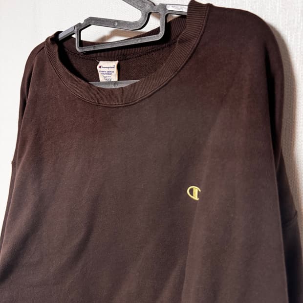 챔피온 스몰 로고 초콜릿 오버핏 맨투맨