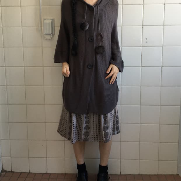 Pom pom hood knit cape