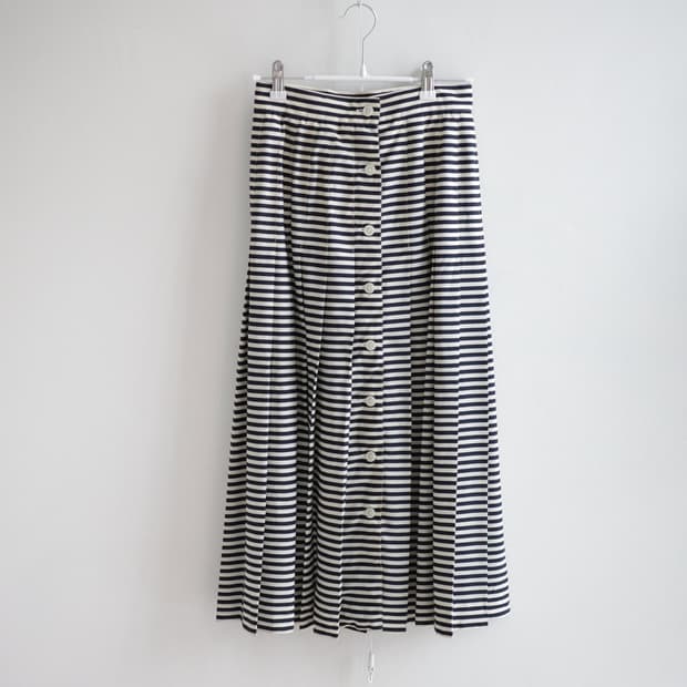 Monotone stripe buttoned pleated skirt
