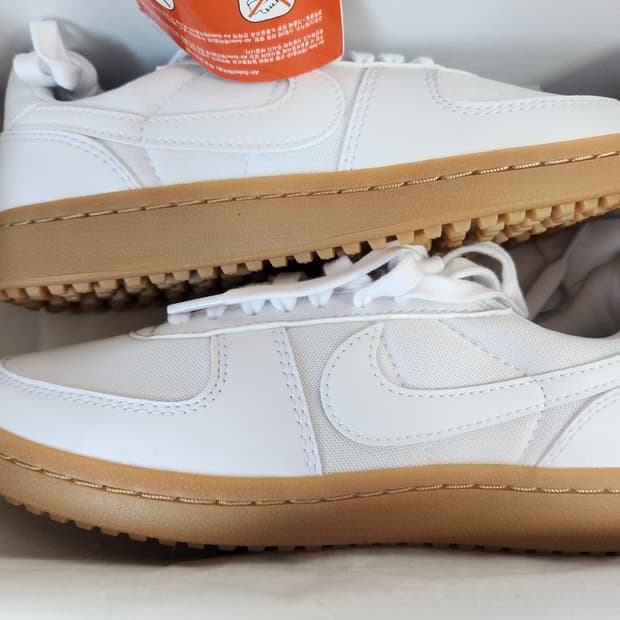 나이키 필드 제너럴 흰색 240mm 새상품판매합니다.